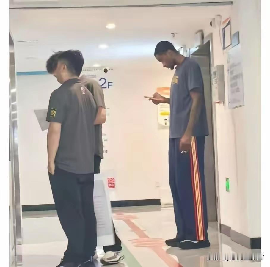 虚惊一场，萨姆纳无大碍昨天下午，在对阵贵州猛龙的热身赛比赛当中，萨姆纳在第一