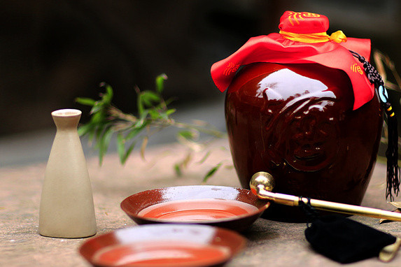 【年轻人不喝白酒】白酒板块整体低迷，很重要的一个原因，是九零后饮用白酒...