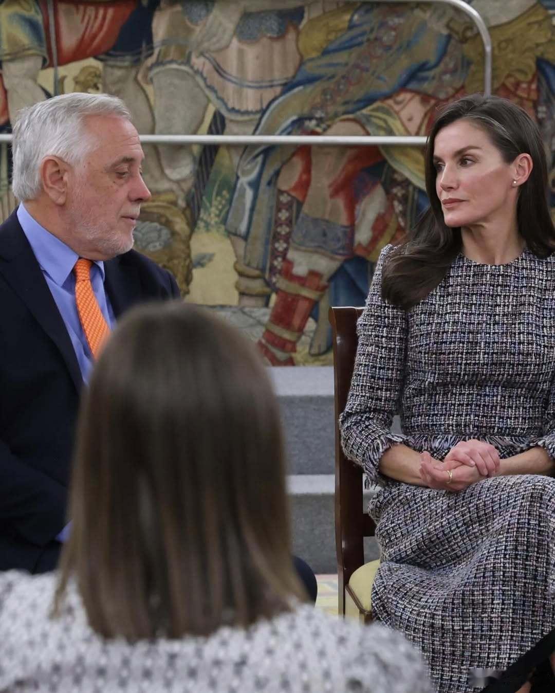 西班牙王室🇪🇸1月27日，莱蒂齐亚王后为梅赛德斯-奔驰马德里时装周的管理团