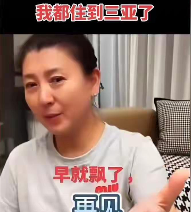 他们盯着闫学晶，盼着她端出“血馒头”。结果，人家端上来的是卫视春晚的邀约函，和