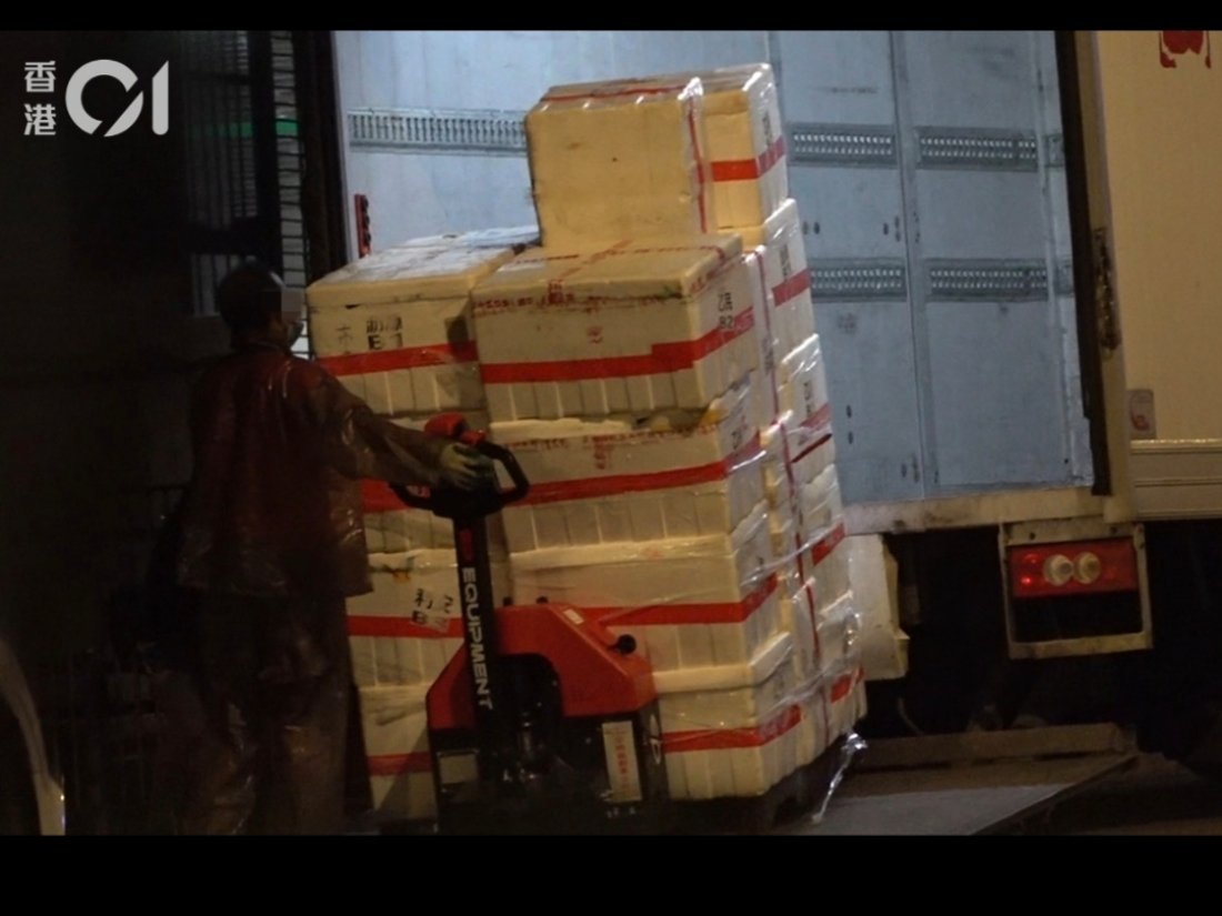 央视起底走私孕妇血样黑产链猜猜这么大泡沫箱子里是啥？全都是孕妇血样。¹图是20