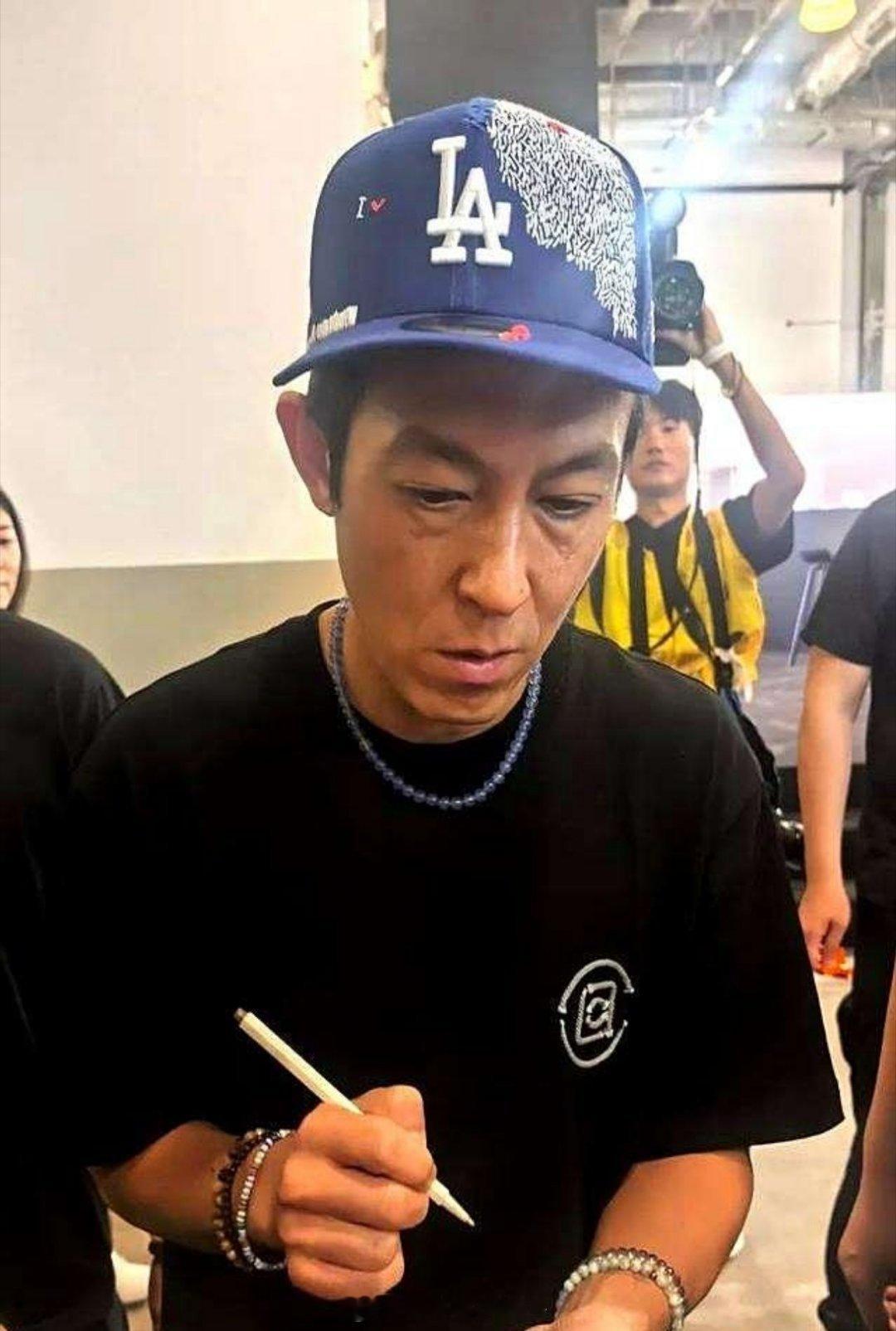 45岁陈冠希庆生照曝光被指显老态秦舒培打扮随性一家三口长相惊人相似​​​
