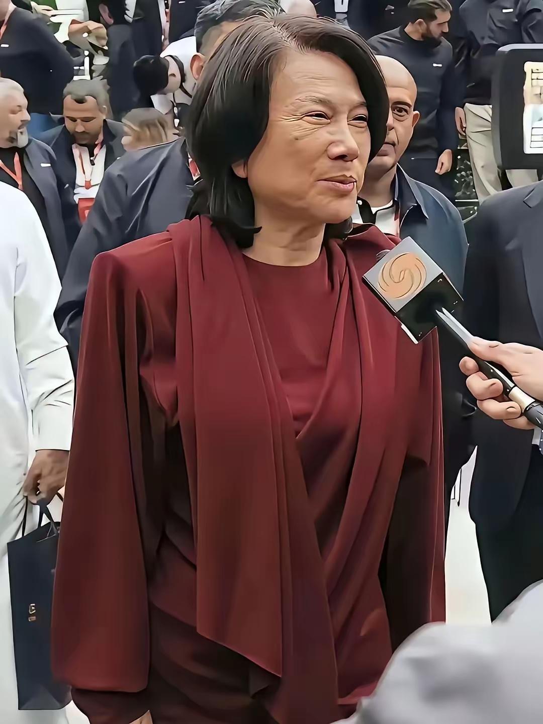 董明珠女士关掉美颜后的状态引发了大家的关注。71岁的她脸上有瑕疵和皱纹，这在这个