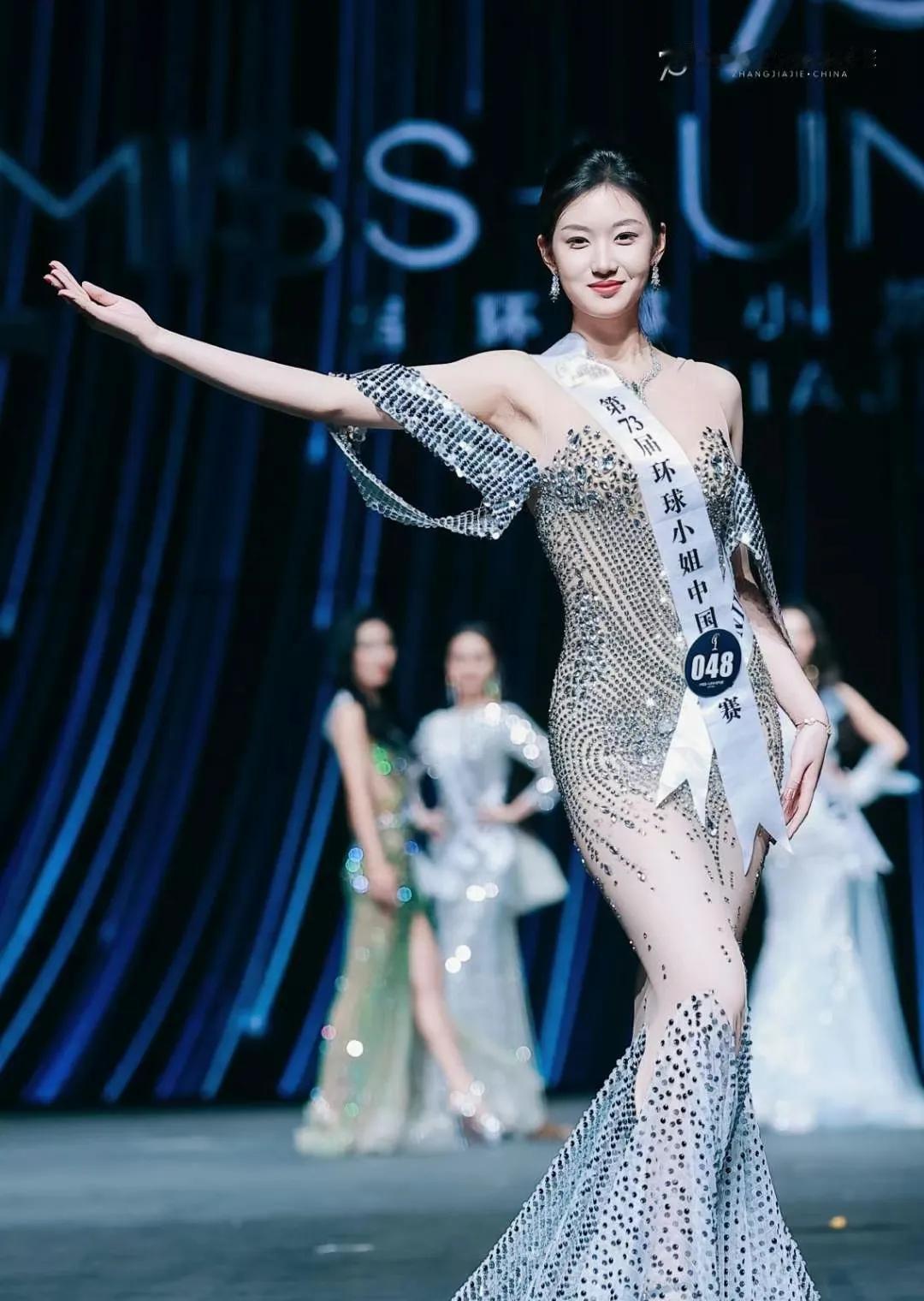 日照姑娘赵娜拿下73届环球小姐中国区总冠军，绶带加身的瞬间，1.78米身