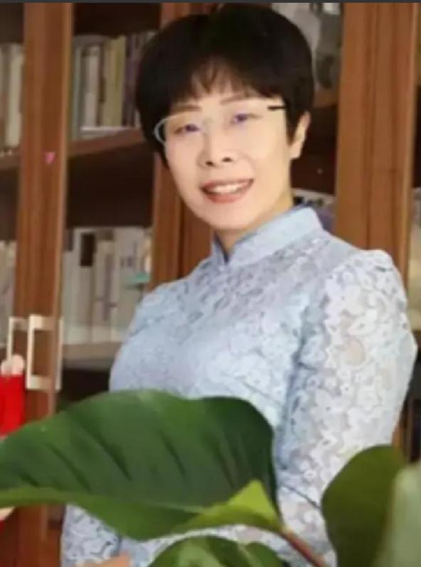 北大才女蒙曼50岁至今未婚，朱迅向她发问：“你最想嫁给谁？”没料到，她随口报出的
