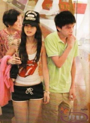 Angelababy2009年狗仔偷拍一家五口商场逛街​​​