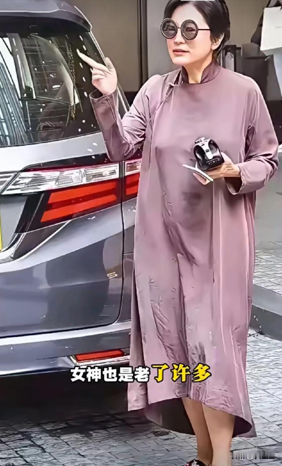 岁月不饶人，女神也老了女神也是老了许多，走在马路上就像是农村老太太似的，她年轻