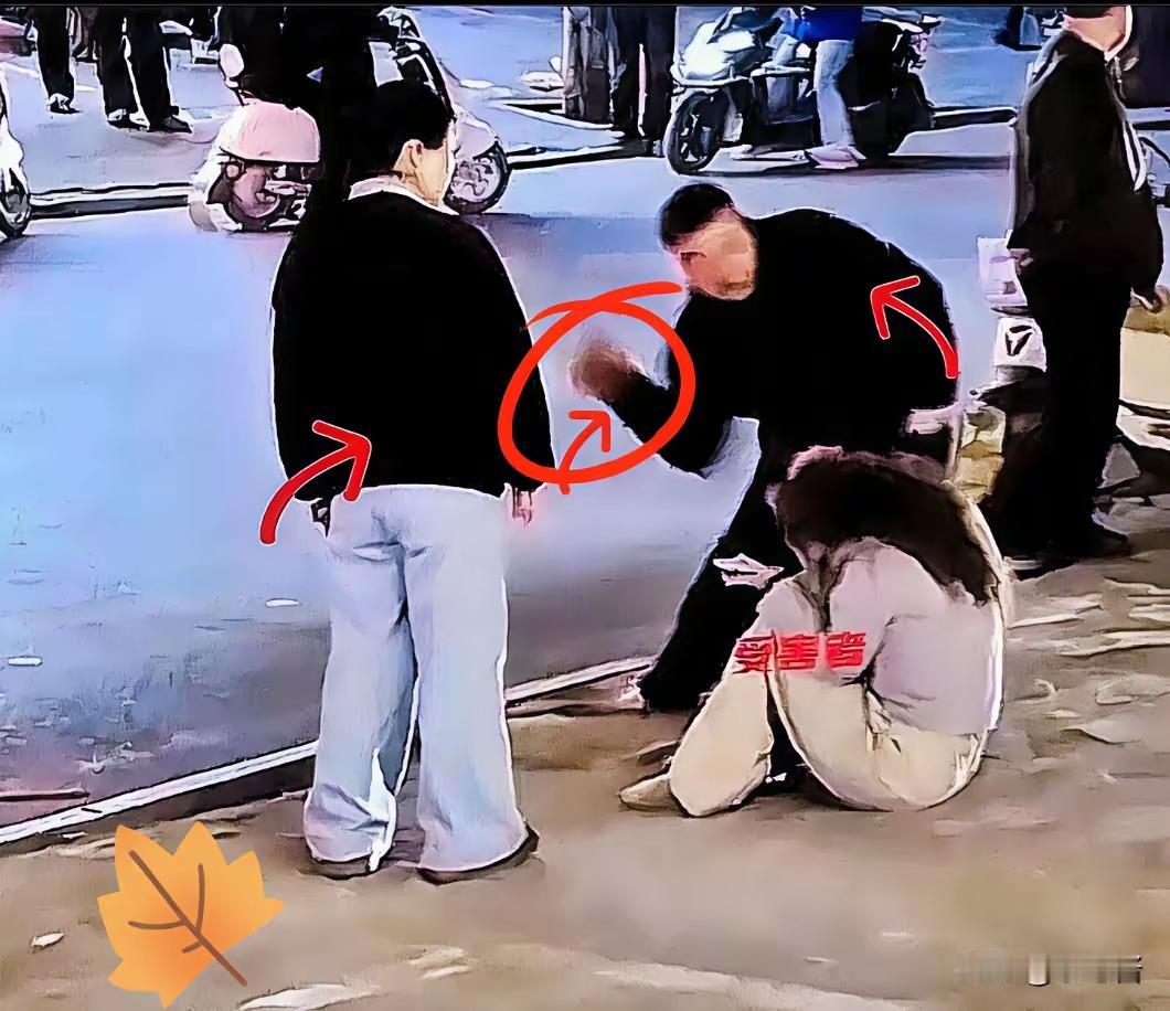 打人一时爽，全家十年伤。那天晚上小区门口，15岁小姑娘被一对中年夫妻围着打，监控