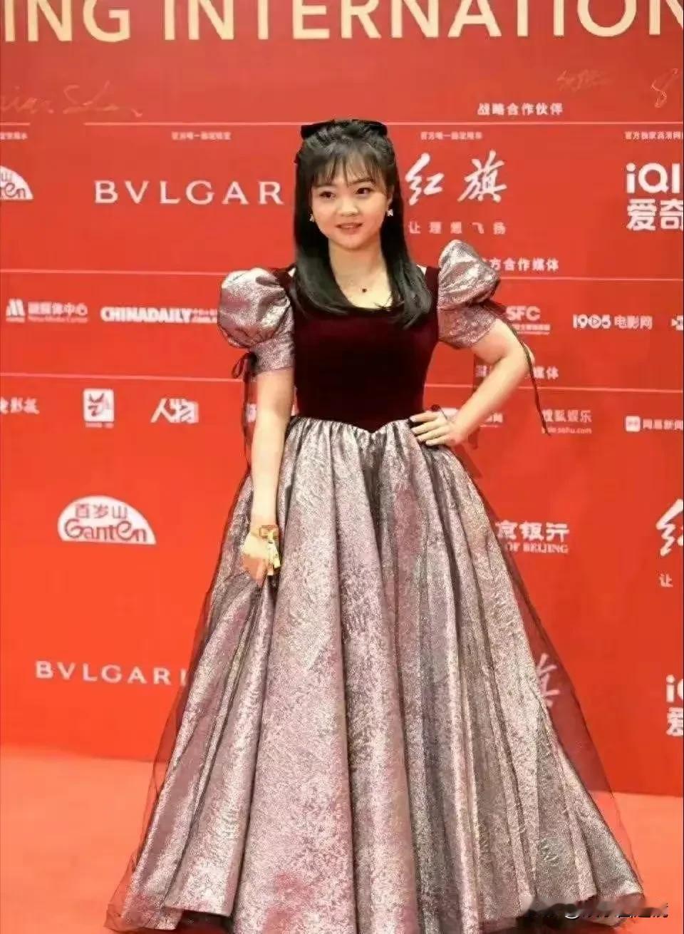 照片中这个女演员20多岁了，大家还认得她是谁吗？但面容看起来像个孩子一样，真是
