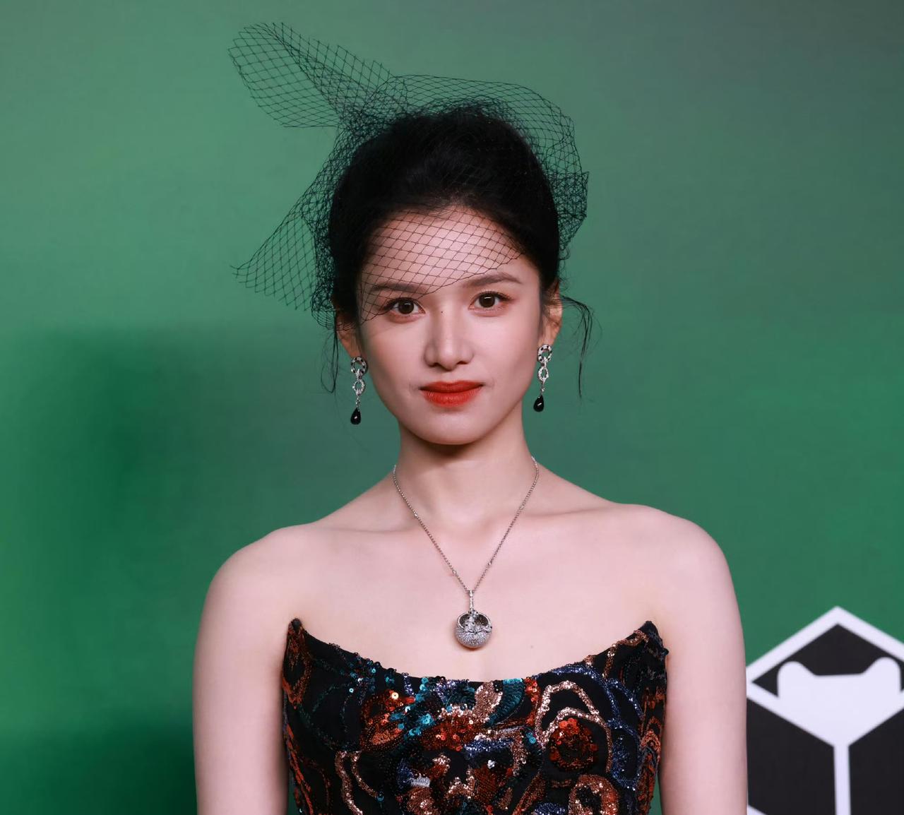 张婧仪这样回复粉丝，真的没问题吗？不知道该说她是真性情还是情商低，如果这样粉
