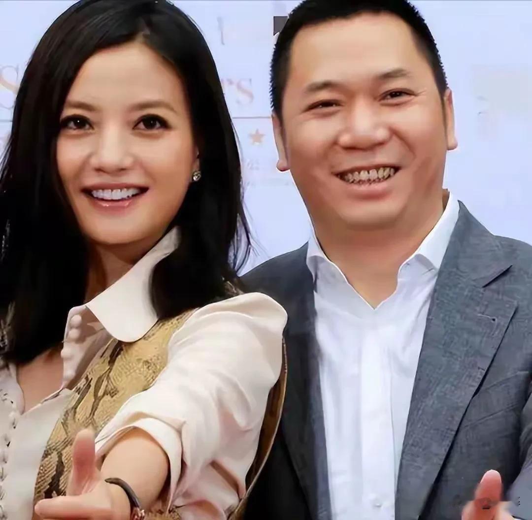 赵微前夫黄有龙是个十分神奇的人物，初中毕业后便出来混社会，给领导开车是其发迹的开