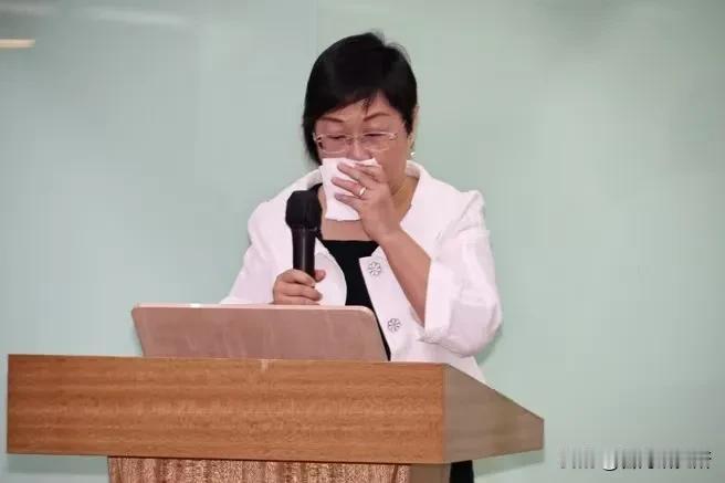 蓝白合力逼退民进党高官！徐佳青哽咽下台，这一仗赢得漂亮根据台湾“中时电子报”