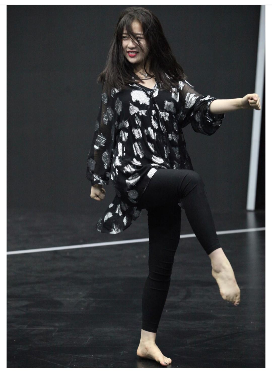 这是虞书欣吗？脚趾头能弯的这么厉害，一看就是跳舞的。