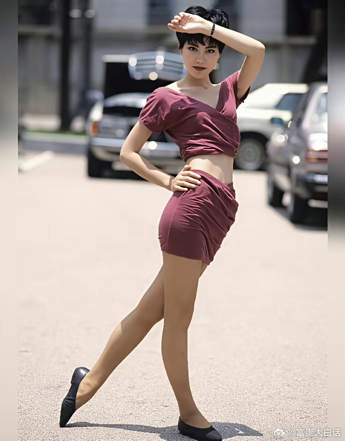 王菲三十年前的照片里的穿搭，看起来就想县城里的时髦姑娘王菲石家庄