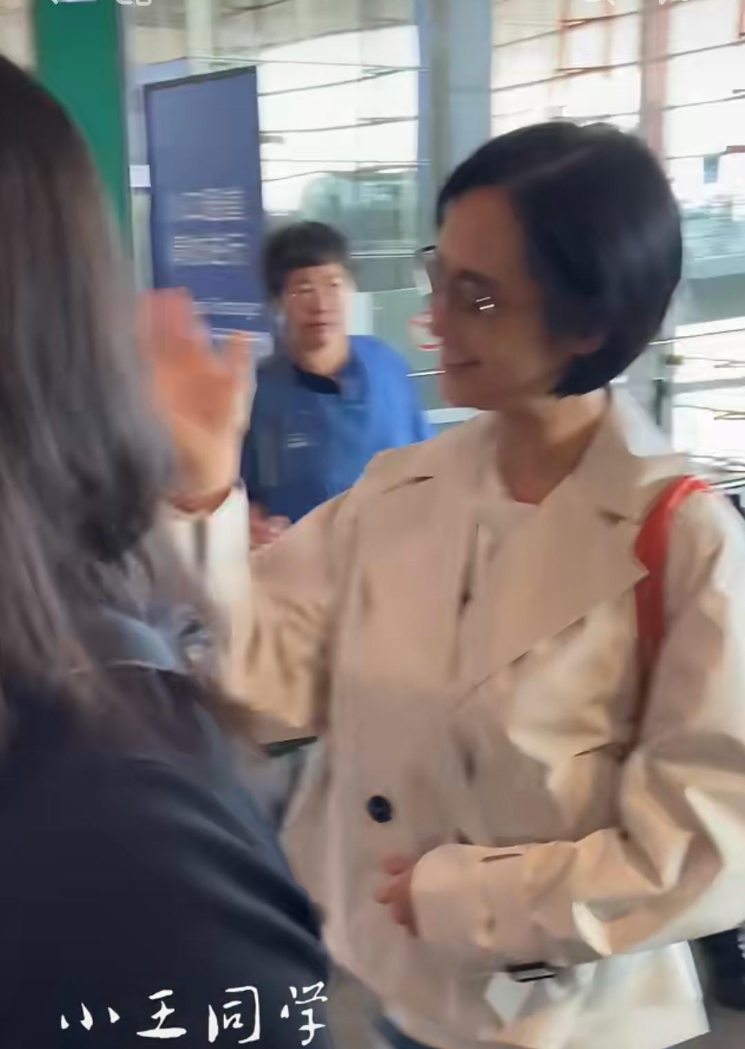粉丝在机场偶遇朱茵，她可是我们这代人的女神！看到她真的挺伤感的，岁月不饶人啊！
