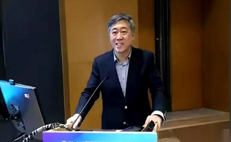 清华教授李稻葵最近在一场讨论中，把一张涉及上亿农村老人的“催款单”直接摆上了台面