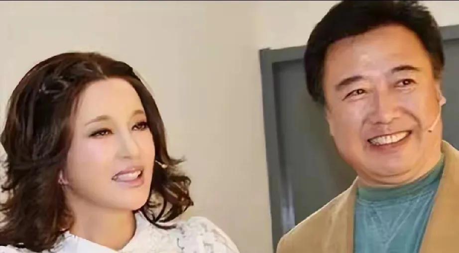 谁能想到！当年“写书手撕”刘晓庆的前夫陈国军，如今竟成了给她长脸的人！2025年