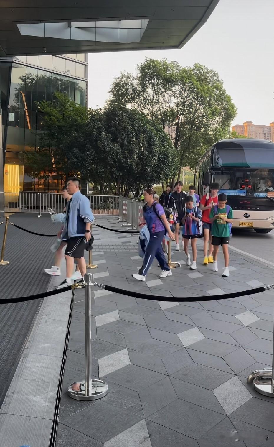 孙铭阳和陈熠也已经到长沙了。刚到长沙后，孙铭阳和陈熠两个人一起去逛了商城，陈熠