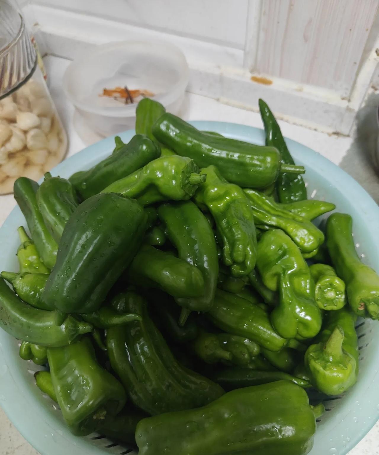 我今天晒了白辣椒在楼顶种了十颗辣椒，丰收了，吃不完，做成白辣椒，网上看的，湖南