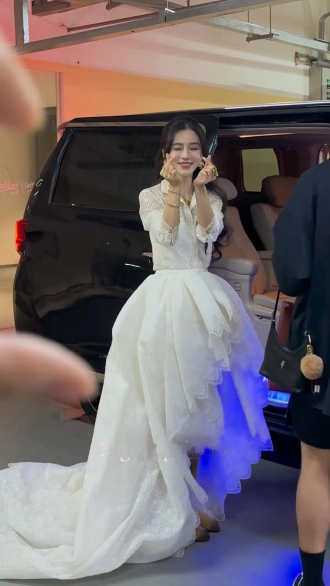 妈妈…我看见公主了🤤angelababy白色蓬蓬裙