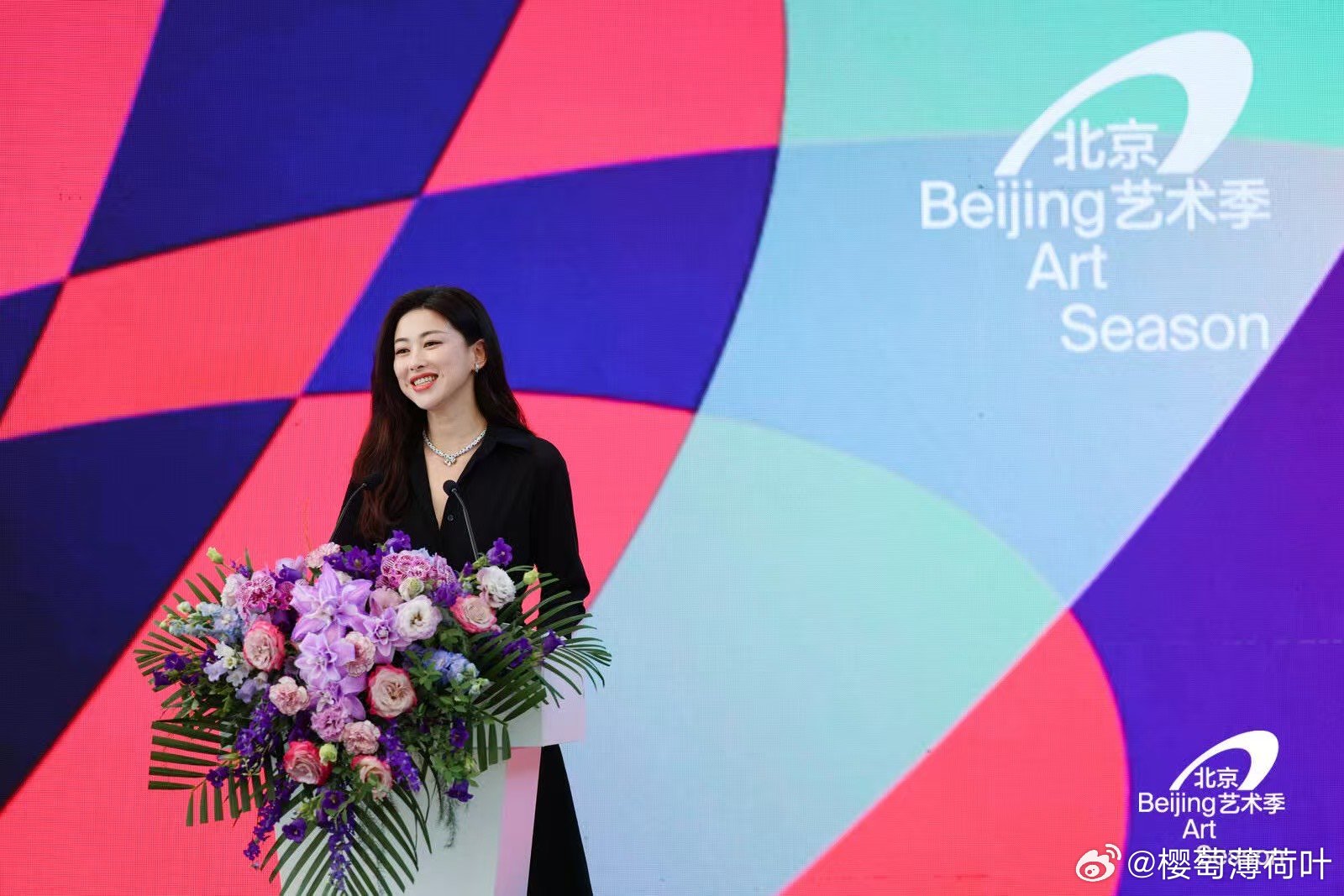 学习朱珠看展穿搭🤲终于知道啥叫自带贵气的美了朱珠半夜把雕塑搬进公园
