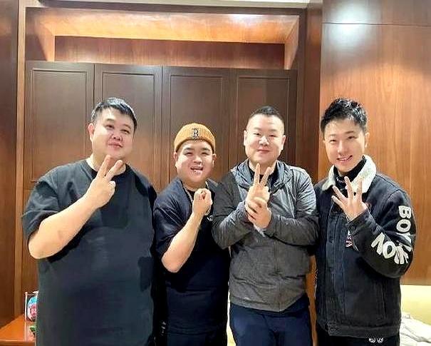 德云社这张四人合照我居然认重了人！孙越腆着圆肚子站最右，脑门上还沾着后台擦