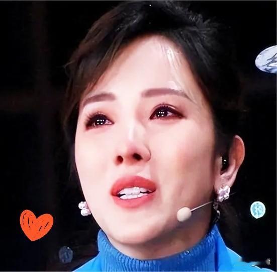 昨晚和一个刚从央视离职的老同事吃饭，他压低声音跟我说：“看到李思思在县城商演的视