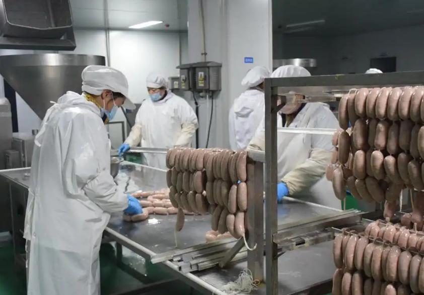 一家酱肉厂老板，为了解决员工偷吃的问题，干脆拆掉监控、撤掉保安，还立下一条新规：