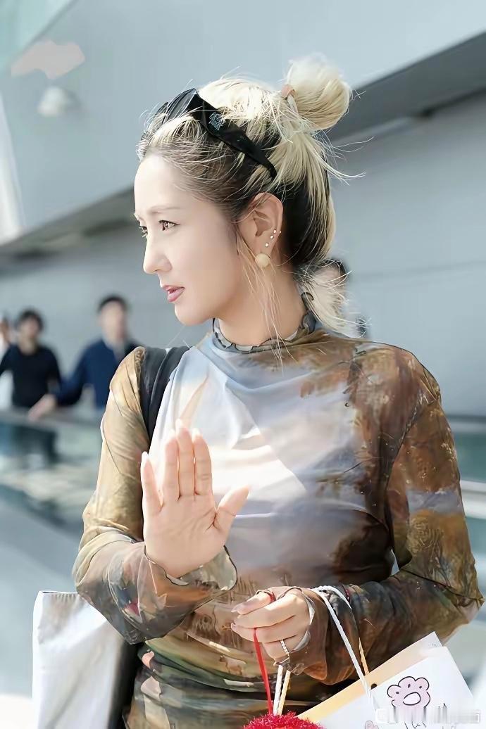 哦哟喂，何洁现身成都咋个这么漂亮啊，简直美出天际。