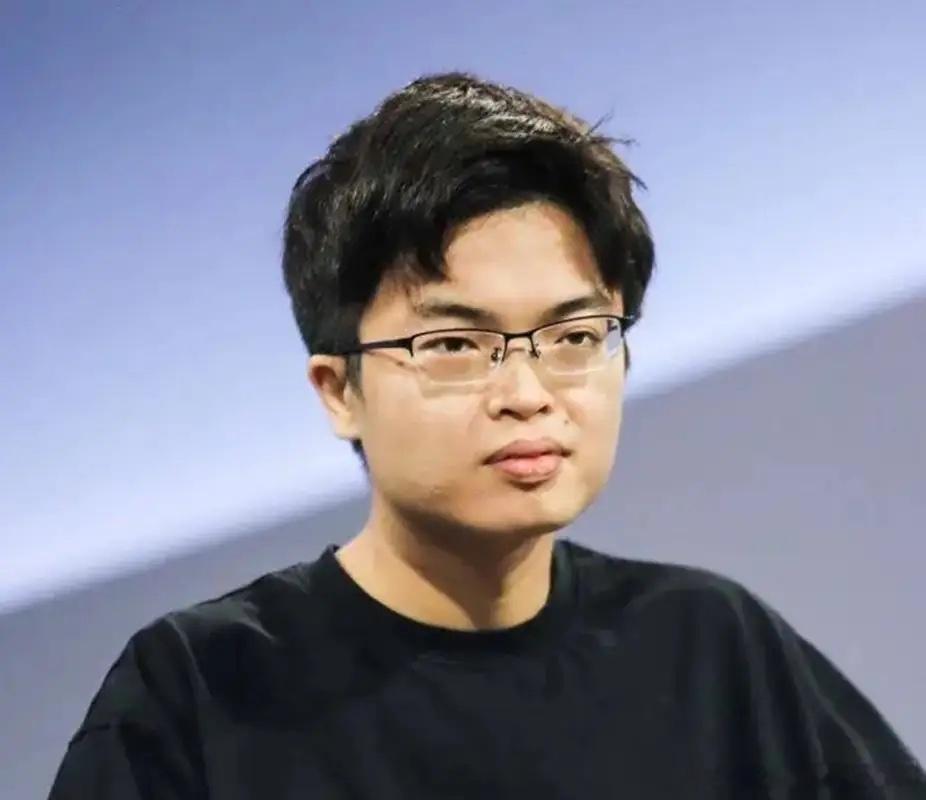 杨植麟真的是从小优秀到大的典型。高考全市第一，大学年级第一。高考的时候，是汕头市