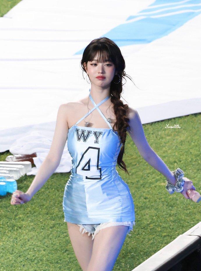 韩国人还真挺有意思的，Lisa演唱会穿的都露臀部了，他们不觉得怎么样，张元英开球