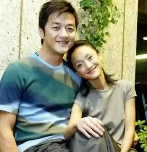 周迅和李亚鹏拍戏结缘，周迅非常喜欢李亚鹏……。在一次聚会中，李亚鹏