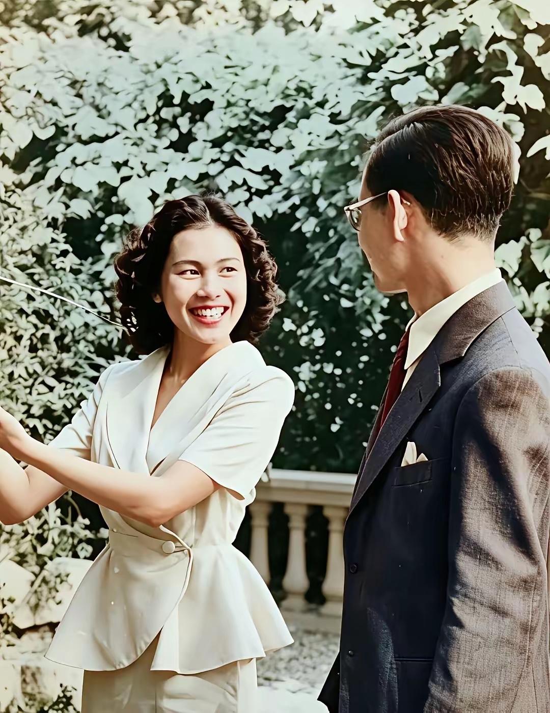 看看年轻时的诗丽吉王太后，再看看诗琳通公主的照片，你会发现母女俩又漂亮又有气质，