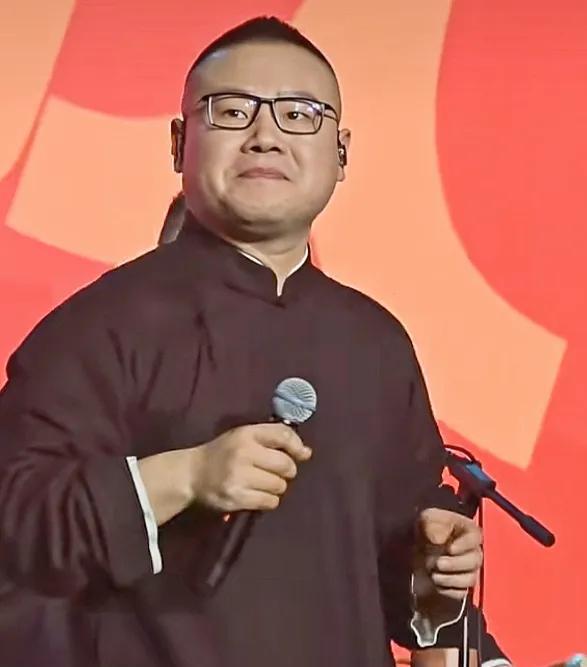 岳云鹏人气依然不减。7月19日晚岳云鹏、孙越沈阳体育馆相声专场，容纳4000人