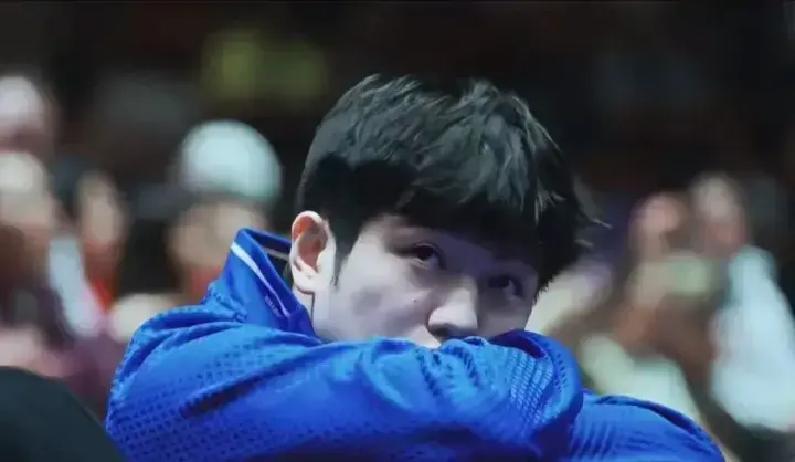 别再以为世界第一打球很轻松了。在俱乐部，樊振东每次上场都像在走钢丝——赢了，是常