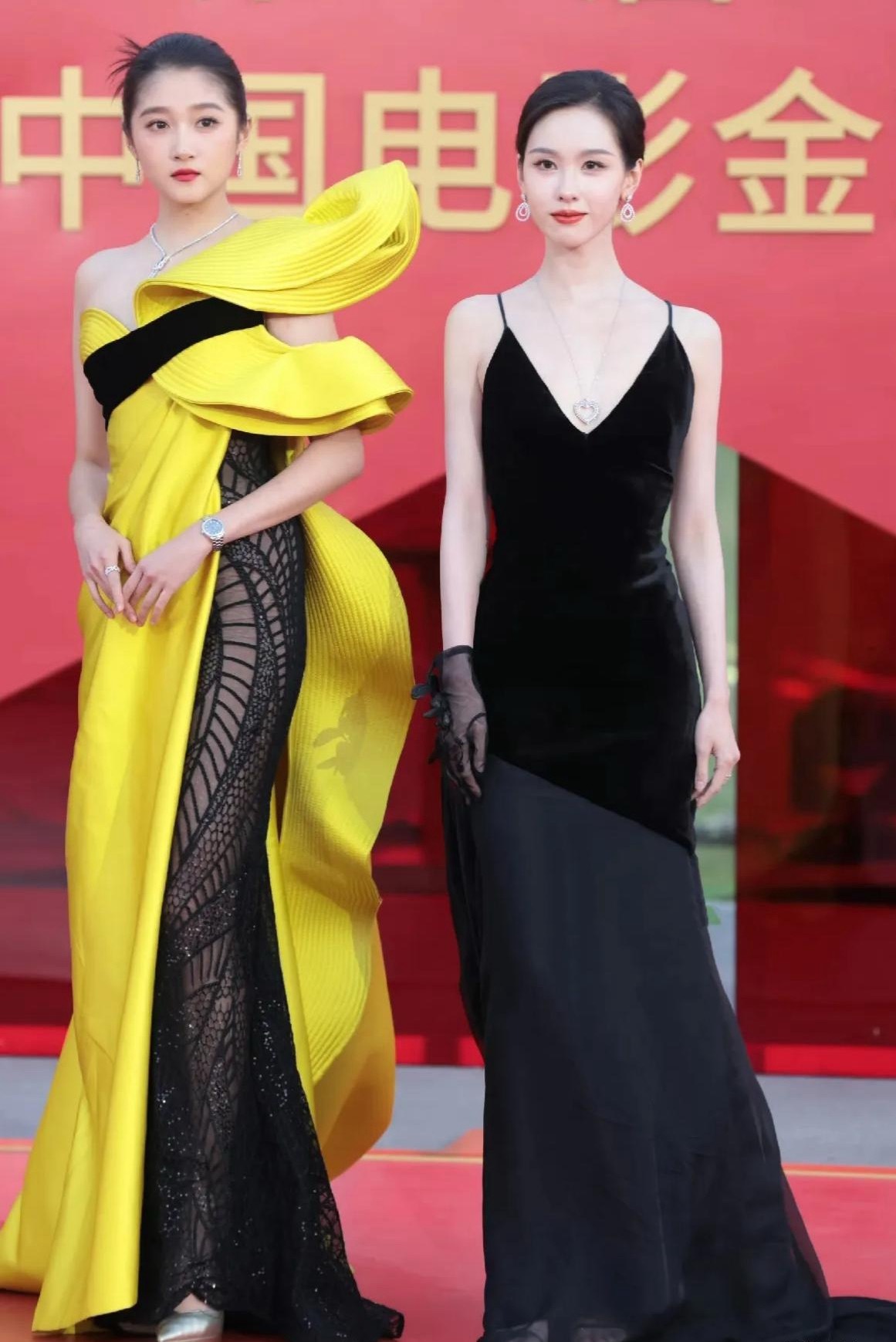 没有对比就没有伤害！金鸡奖颁奖典礼上，关晓彤的造型单看还不错。可惜她碰到了陈都灵