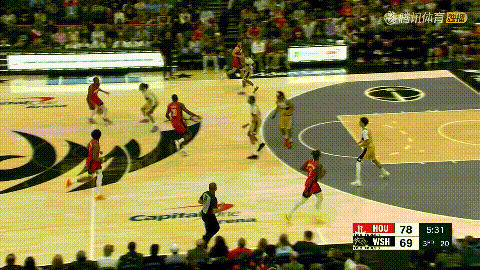 火箭超级球星杜兰特真是球队的及时雨！在今天火箭客场挑战奇才的比赛中，当时比赛进行