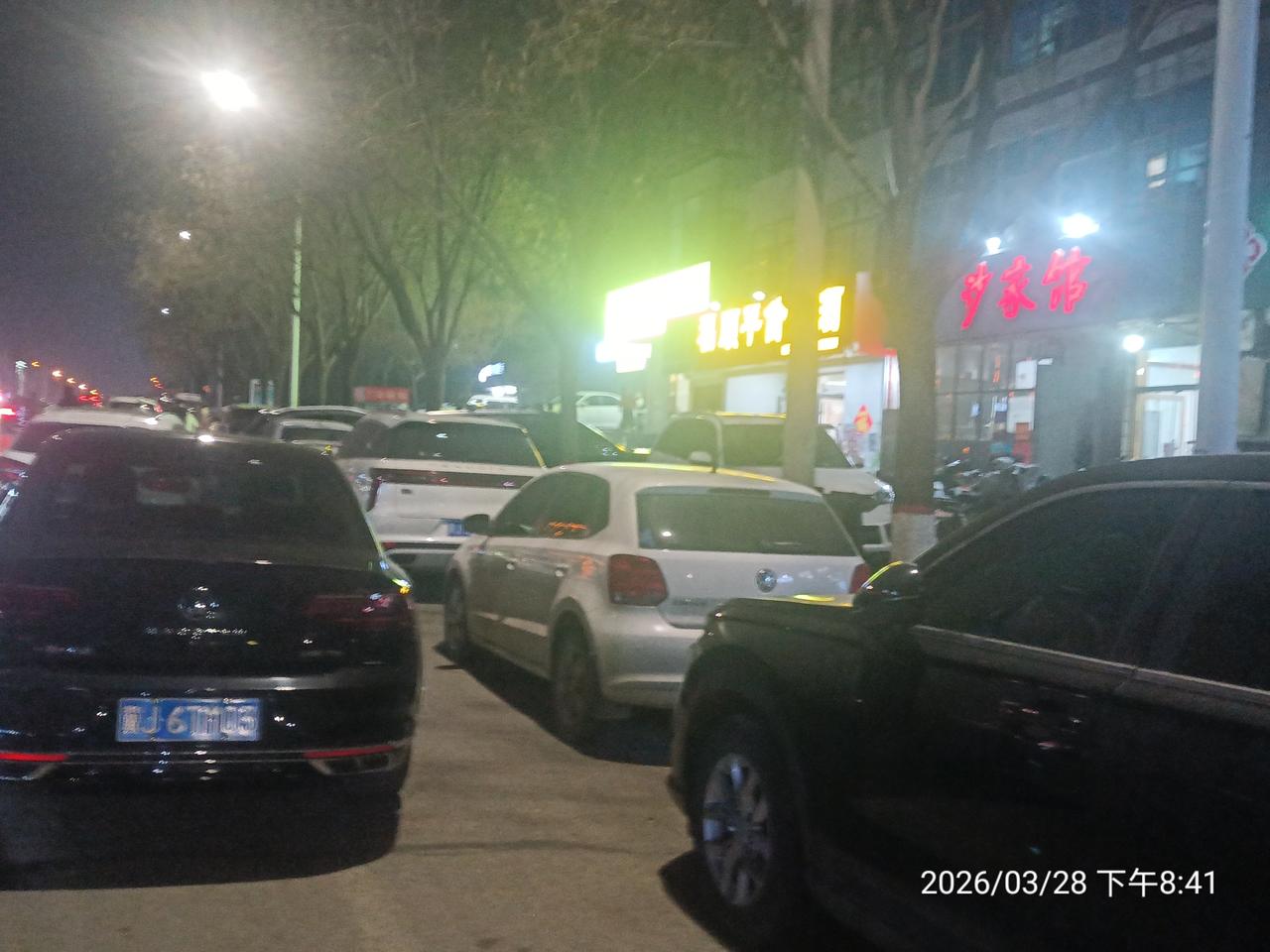 分享一张你待过城市夜景照片这是我们这里晚上八点多的景象，热闹异常！城市夜景照