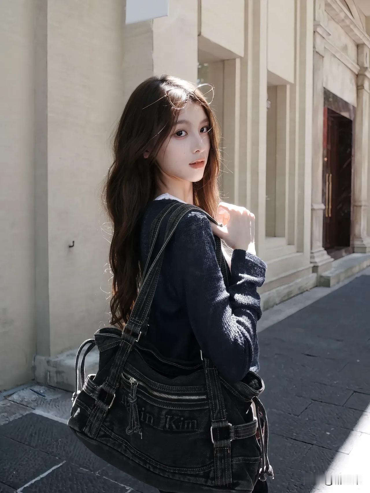 长街风起时，青衫逐影行。