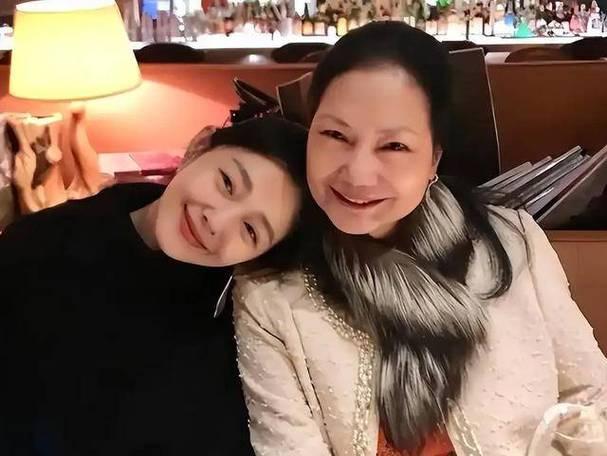 2026年妇女节，台北金宝山凄风苦雨，S妈黄春梅冒雨探望女儿大S雕像。她素面朝天