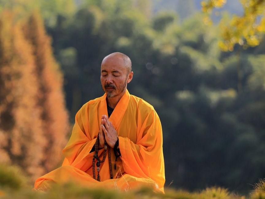 弘一法师说；“不要在意别人对你的看法，无论是谁，有很多人人故意打压你，看不上