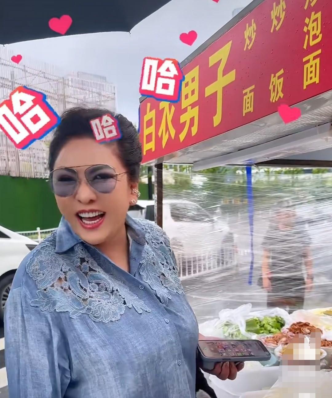 向太问路边摊小吃摊主：“老板，你是哪里人？”小吃摊主一边颠勺在炒着年糕，一边回