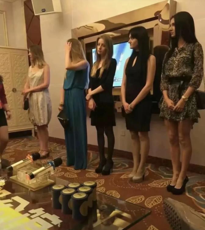 都说这是黑龙江KTV的现状，美女站一排等啥呢？有知道的吗？