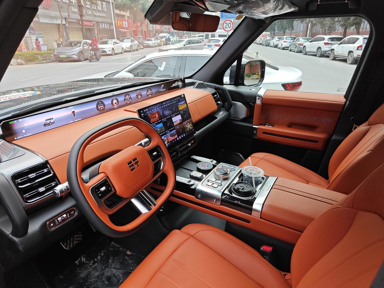 自主品牌硬派越野越来越大座G700上，居然有座悍马H2的感觉，坐姿太高了，感觉几