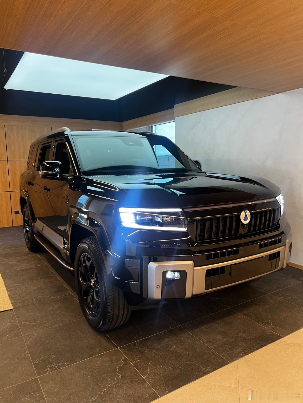 腾势B8的参数与价格•B8（7座版）：$109,999+ORC•B8