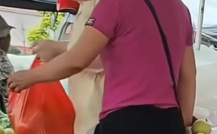 聪明人到哪里都可以挣钱江苏连云港，一男子回家路上看到路边卖的桃子挺新鲜的