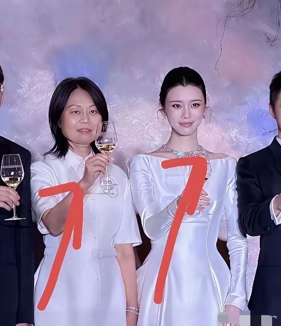 近日奚梦瑶何猷君结婚现场照片刷屏了，看到奚梦瑶妈妈的样子，瞬间看出奚梦瑶原来长得像妈妈啊！翻开奚梦瑶