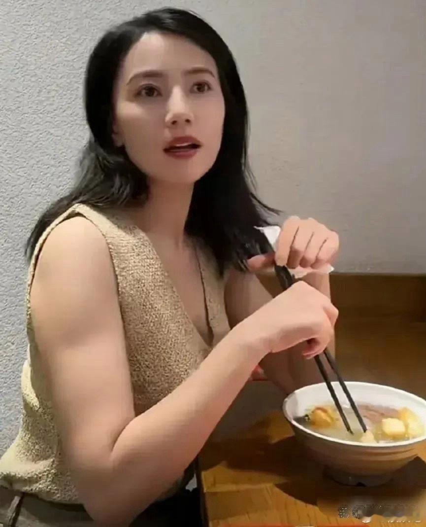 高圆圆像是练过力量，手臂粗壮了，看起来更丰满了一些