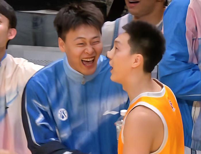 胡明轩：睿哥，你是真不留手啊，第三节那几记突破+三分，直接把我们节奏打乱了。赵