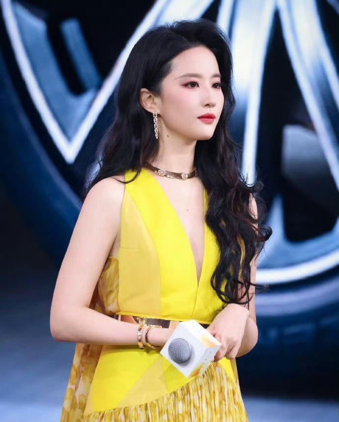 刘亦菲这举动挺迷的，昨天还美美的参加白玉兰晚宴，可今天这颁奖典礼，这姐突然说不去